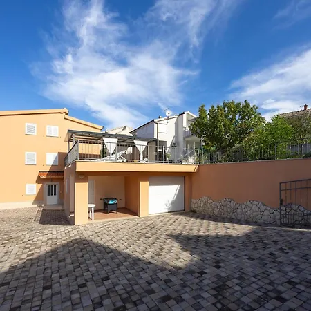 Amazing In Okrug Gornji With Wifi 아파트